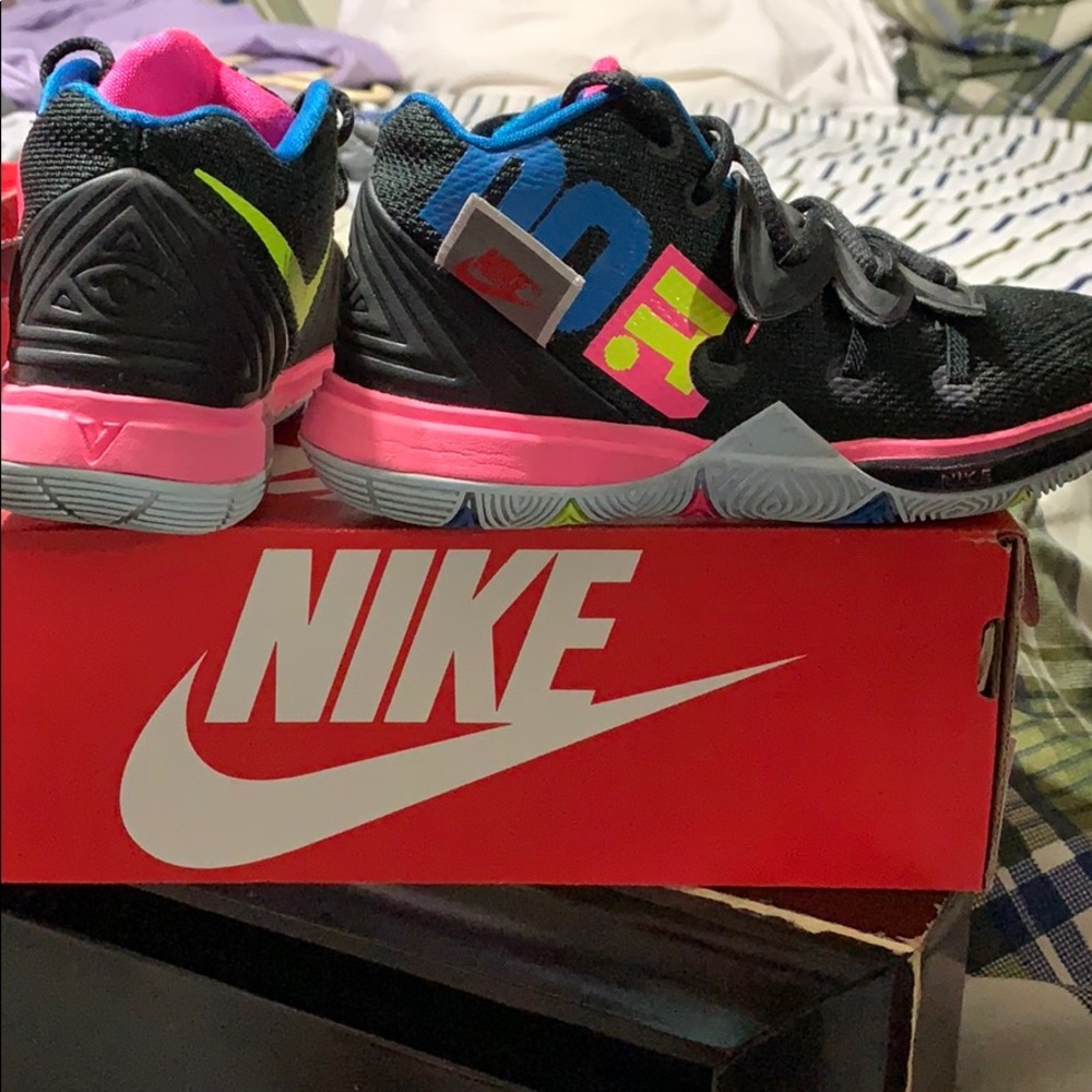 Nike Kyrie 5’s Little Kids.